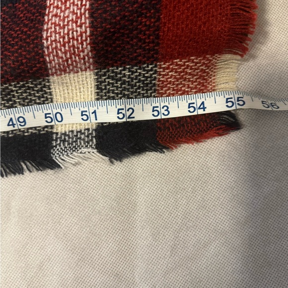 Extra large scarf. 100% Acrylic. - Picture 3 of 4